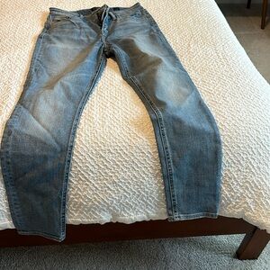 Women’s lucky Brand size 6/28 jeans